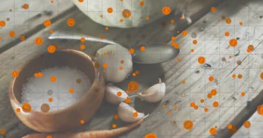 Gemide süzülen baharat parçacıkları, tuz, sarımsak ve havuç ortaya çıkıyor, hazırlığı tamamlayan biberler. Kaba, aşçı, yemek hazırlama, organik, doğal, canlı, sağlıklı.