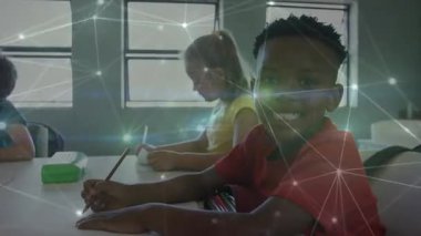 Üç sınıf arkadaşı not defterlerine yazmaya başlıyor, sınıf bağlantılarını vurgulayan titreşimler atıyor. Eğitim, işbirliği, dijital, teknoloji, gençlik, öğrenme, yenilik