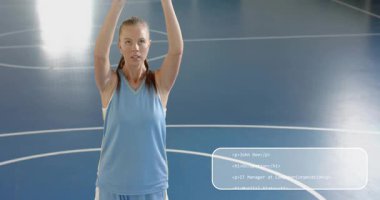 Kadın basketbolcunun dengeleyici topu teknik kodların üst üste binmesine bisiklet atış talimi sürüklenmesine neden oluyor. Atletik, spor, dijital, modern, konsantrasyon, eğitim, enerji