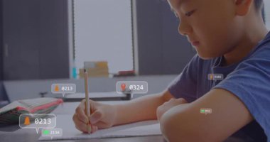 Uyarı baloncuğu şeklinde bir şeyler yazan çocuk, eğitim için masanın üzerinde dönüp duruyor. Öğrenci, eğitim, teknoloji, odaklanma, öğrenme, sınıf, konsantrasyon