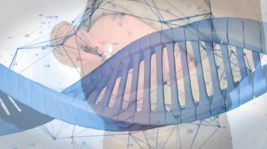 Yetişkin bir kadın kulaklık takıyor ve göğsüne DNA sarmalı yerleştiriyor. Tıbbi, bilim, sağlık, teknoloji, araştırma, yenilik, teşhis