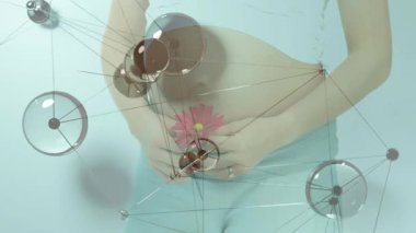Sağlık teknolojisini gösteren moleküler düğümler oluşmaya başladığında karnına pembe papatya süren hamile bir kadın. Annelik, sağlık, yenilik, fütüristik, dinginlik, canlılık, bağlantı