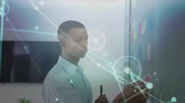 Ekranda profesyonel yeniden konumlandırma ve planlama için beyaz tahtaya pembe notlar yazma işlemini başlatın. İşbirliği, beyin fırtınası, strateji, planlama, yenilik, takım çalışması, ofis