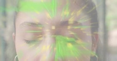 Bulanık ağaçların arasında göz kapaklarını kapatan, gözlerini açan ve teknoloji HUD tarama ışınlarını çalıştıran bir kadın. Fütürist, teknoloji, arayüz, yenilik, dijital, ui, soyut