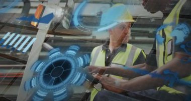 İnşaat teknisyenleri fabrikada tablet taramasını başlatıp AR taramasını makineden izliyorlar. Sanayi, otomasyon, yenilik, teknoloji, takım çalışması, profesyonel, fütüristik