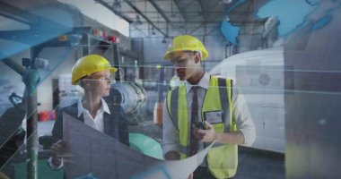 Alan mühendisi, AR sistem tanılarını inceleyen bir teknik direktörden diğerine telsizle cevap veriyor. Teknoloji, işbirliği, yenilik, sanayi, mühendislik, veri görselleştirme, dijital arayüz