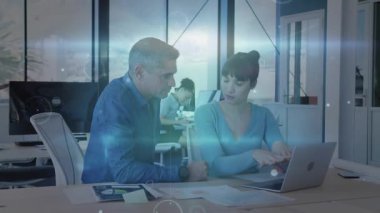 Holografik çizgileri gösteren dizüstü bilgisayarı yazıp kaydırarak ofis sunumunda akranlarına rehberlik eden bir kadın. İşbirliği, takım çalışması, yenilik, fütüristik, dijital, çalışma alanı, profesyonellik