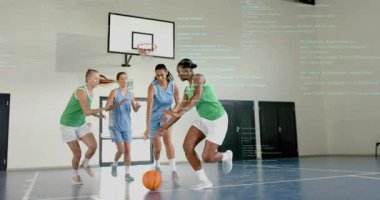 Yeşil formalı oyuncu okul kortunda serbest atış çizgisine doğru ilerliyor. Tuzağa doğru sürmeye çalışıyor. Atletizm, takım çalışması, rekabet, sportmenlik, fitness, dinamik, enerjik