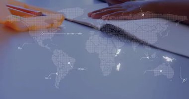 Animasyon haritası, el kesme kağıdı, sınıf arkadaşları sınıfta kalemlerle harita çiziyor. Eğitim, işbirliği, çocukluk, yaratıcılık, öğrenme, gelişme, canlılık