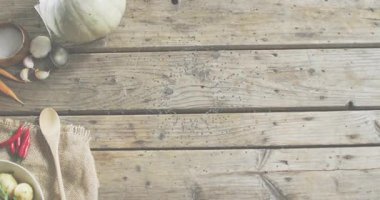 İçindekiler ortaya çıkarken boş masa üstü dolgu çerçevesi ve pişirme düzeneği oluşturmak için çatal bıçaklar içeri kayıyor. Sebzeler, aşçılık, kırsal, mutfak gereçleri, yemek tasarımı, organik, tazelik