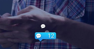 Sohbet baloncuğu ortaya çıkıyor. Ellerin dinlenmesine, telefon ekranının kaymasına ve sohbet sayısının güncellenmesine neden oluyor. Teknoloji, iletişim, dijital, etkileşim, modern, gelişigüzel, aygıt