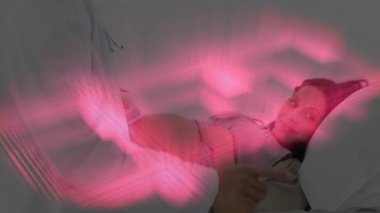 Annemin üst kısmı teknisyen olarak kaldırmasını bekliyorum. Fetüs kontrolü için ultrason cihazıyla göbeğini tarıyorum. Antenatal, annelik, sağlık, teşhis, kesinlik, sağlık, sağlık