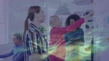 Takım planlama işi beyaz tahtada, hareketli animasyon, tablet tıklatma, masaları ortaya çıkarma. İşbirliği, beyin fırtınası, ofis, takım çalışması, dijital, yenilik, verimlilik