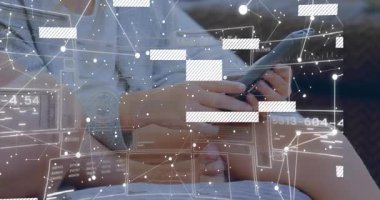 Olgun bir kadın kanepesinde oturmuş akıllı telefon ekranını dinliyor ve veri aktarımlarıyla teknolojik uygulamaları keşfediyor. Fütürist, dijital, arayüz, teknoloji, rahat, rahat, modern