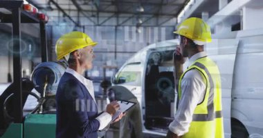 Telefon girişinden sorumlu teknisyen, telemetriyi haritalandırıyor. Teknoloji, yenilik, sanayi, takım çalışması, veri, analitik, makine