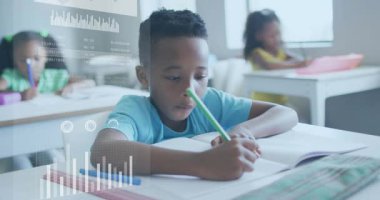 Çocuk kurşun kalem alıp sınıfta yazı yazarken animasyon çizelgeleri de takip sürecini büyütüyor. Öğrenim, eğitim, analitik, odaklanma, büyüme, gelişme, anaokulu