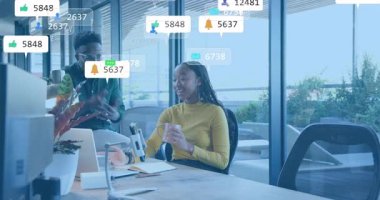 Pazarlama verilerini tartışmak, takımların hoşlandıklarını, takip ettiklerini ve lokasyon iğnelerini gösteren animasyonları ateşlemek. İşbirliği, takım, yaratıcı, modern, profesyonel, dijital, katılım