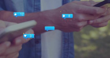 Mavi baloncukların patlaması yetmişi aşan telefonları tetikliyor. Sosyal etkileşim, dijital bağlantı, arkadaşlık, açık hava eğlencesi, modern teknoloji, canlı, enerjik