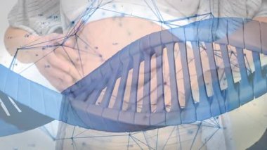 Müstakbel anne karın bölgesini genetik sağlığı gösteren dönen DNA sarmalı olarak diziyor. Hamilelik, annelik, biyoteknoloji, genetik, sağlık, yenilik, sağlık