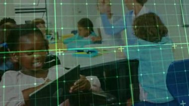 Tekerlekli sandalyedeki kız öğretmenini kullanıyor. Renkli kalem rehberi çizimi yapıyor. Eğitici, kapsayıcı, yaratıcı, takım çalışması, canlı, ilham verici, sınıf