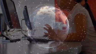 Çocuk, veri yazarken ve incelerken bilgisayarın önüne eğiliyor ve dünya yüzeyini gösteriyor. Çocuklar, dijital, teknoloji, eğitim, yenilik, konsantrasyon, ağ