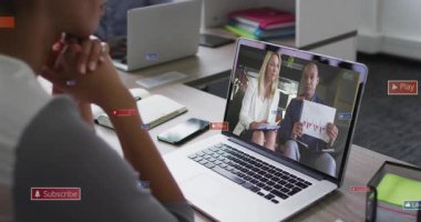 Dizüstü bilgisayarı izleyen ve aboneliği etkinleştiren kadın pazarlama sırasında alarm simgeleri gibi oynuyor veya paylaşıyor. İşbirliği, dijital, analitik, katılım, teknoloji, takım çalışması, profesyonel