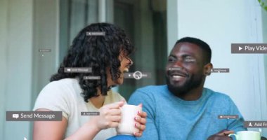 Birkaç bardak tokuşturma teknolojiyi etkinleştiriyor. Üst üste yığılıyor ve veranda sohbeti sırasında kayboluyor. Teknoloji, iletişim, bağlantı, yaşam tarzı, çağdaş, romantizm, samimiyet