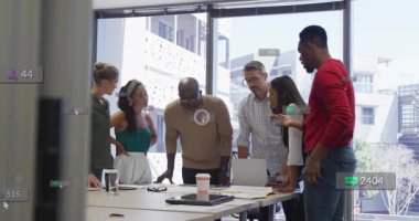 İş ekibi odaya giriyor, çizelgeleri dizüstü bilgisayarla tarıyor ve yüzen nişan ölçümlerini çalıştırıyor. İşbirliği, takım çalışması, analitik, yenilik, ilerleme, kurumsal, dijital