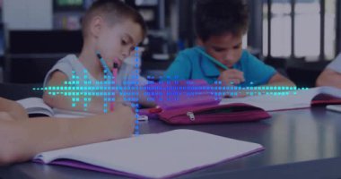 Kamera, kızların sınıf çalışması için not defterlerine yazı yazan iki erkeğe katılmasını da kapsayacak şekilde genişliyor. İşbirliği, eğitim, çocukluk, konsantrasyon, yaratıcılık, çeşitlilik, odaklanma