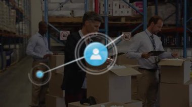 Paketleyici eşyalar taranıyor, ağ örtüsü eşleşmesi başlatılıyor depo boyunca iş akışları. Lojistik, tedarik zinciri, otomasyon, endüstri, işbirliği, bağlantı, teknoloji