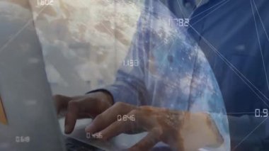 Bilgisayarda yazan ve dijital dünyayı teknolojik analiz için sayısal veri şebekeleriyle donatan bir adam. Teknoloji, dijital ağ, veri görselleştirme, yenilik, kurumsal, profesyonel, fütürist