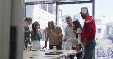 Altı kişilik ekip iş haritaları üzerinde plan tartışıyor, simgelerin ortaya çıkmasına neden oluyor, içgörü için yörüngede dönüyor. İşbirliği, yenilik, takım çalışması, veri görselleştirme, beyin fırtınası, modern ofis, profesyonel