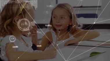 Öğrenci kız partnerinin defterine kalem doğrultuyor, koluna dokunuyor ve eğitimde ders ipucunu paylaşıyor. İşbirliği, öğrenme, çocukluk, takım çalışması, eğitim, odak, iletişim