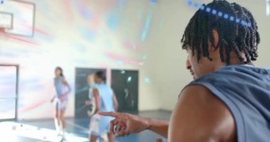 Koç işaret ediyor ve ıslık çalıyor, oyuncular veri kaplamalarıyla salya sümük gezerken beden eğitimi tatbikatını başlatıyor. Atletik, takım çalışması, analitik, dijital, eğitim, performans, spor