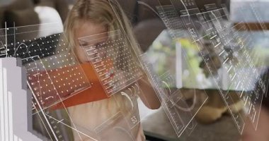 Edtech veri panelleri ve çizelgelerini üst üste koyarken okul çağındaki kız portakal suyu kağıdı eğiyor. Eğitim, yenilik, teknoloji, keşif, yaratıcılık, öğrenme, kök