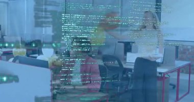 Ofis çalışanı bilgisayar başında iş arkadaşını pasta balonu tutarken görüp doğum gününü kutluyor. İşbirliği, şenlikli, modern, işyeri kıyafeti, takdir, kurumsal, neşeli