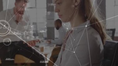 İş analizlerini göstermek için veri örtüsü genişletilirken daktilo yazan ve kameraya doğru dönen kadın. Profesyonel, işbirliği, teknoloji, yenilik, kurumsal, fütüristik, çalışma alanı