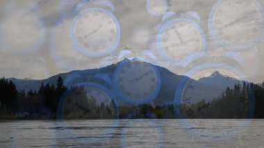 Çalmalar gölün üzerinde yüzen analog çalar saatlere neden oluyor. Meditasyon için karlı tepe ormanı. Doğa, sükunet, yansıma, minimalizm, sükunet, meditasyon, manzara