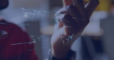 Adam telefonu ağzına doğru kaldırıyor ve konuşuyor, kodu başlatıyor, veri görselleştirmesi için görsel dalgalar oluşturuyor. Teknoloji, iletişim, dijital, yenilik, veri, analitik, profesyonel