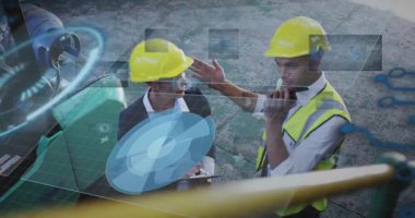 Kadın holografik makine verilerini incelerken erkek mühendis şapkasını telsize çeviriyor. Sanayi, işbirliği, fütüristik, teknoloji, inşaat, güvenlik, yenilik