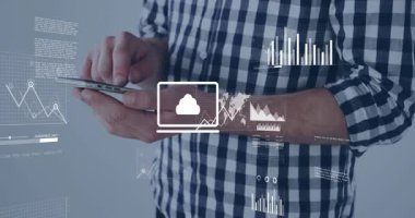 Tableti tıklatan ve vitrin bulutu simgesine, bar tablosuna ve pasta grafiği teknolojisine aktaran adam. Teknoloji, veri, yenilik, dijital, geleceksel, analitik, arayüz