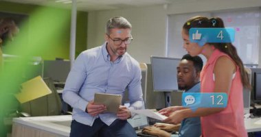 Meslektaşlarının el ilanları, elinde tablet olan müdürler, iş görüşmeleri için yükselen sosyal ölçüler. İşbirliği, takım çalışması, dijital, üretkenlik, ofis, iletişim, teknoloji