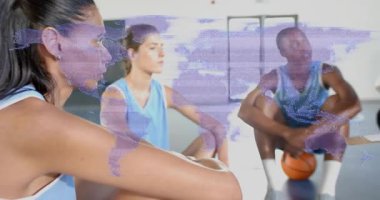 Basketbol koçu atlama tahtasına giriyor. İşaretçi kılavuzlarını kullanarak X 'leri ve O' ları çiziyor. Atletik, takım çalışması, strateji, odaklanma, akıl hocalığı, eğitim, enegry