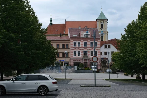 Litvinov Tjeckien Maj 2020 Hus Och Gröna Träd Namesti Miru — Stockfoto