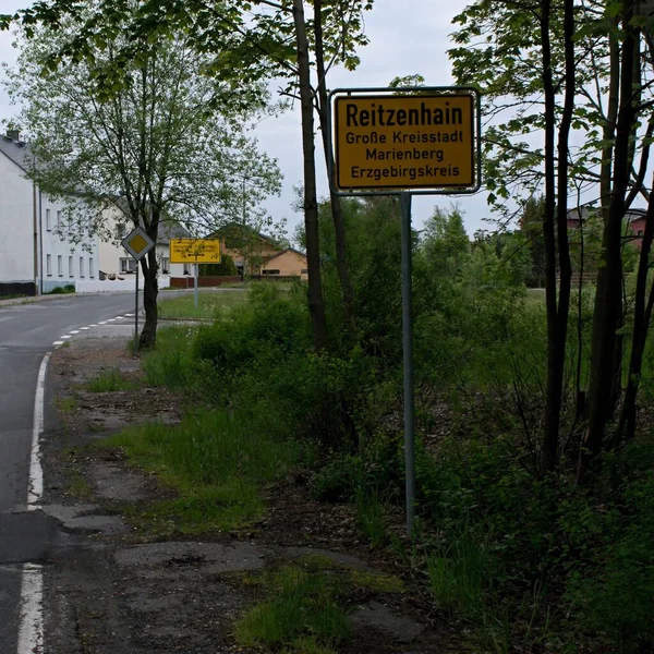 Reitzenhain Duitsland Juni 2020 Oranje Verkeersbord Tussen Groene Bomen Het — Stockfoto