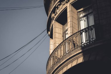 Şehrin merkezindeki eski bir binada gölge kontrastı