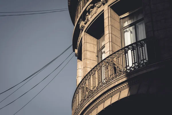 Şehrin merkezindeki eski bir binada gölge kontrastı