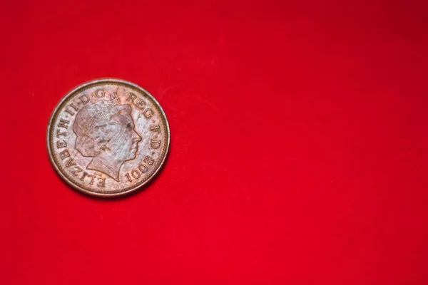 British Coin Pence 2001 Isolated Red Background Blurry Space Copy — Stock Photo, Image