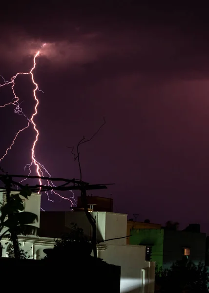 พาย าเหน กในเม สายฟ าฟาดระหว างพาย ฝนฟ าคะนองในเม องหลวง องฟ — ภาพถ่ายสต็อก