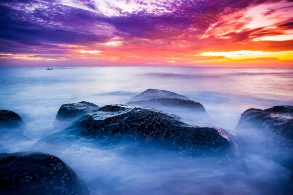 Schöner Sonnenaufgang Über Dem Strand Langzeitbelichtung Bewegungselemente Sonnenaufgang Und Wellenfotografie — Stockfoto
